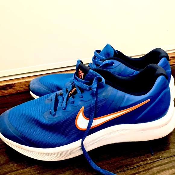 Nike running shoes orange and blue - Picture 1 of 3